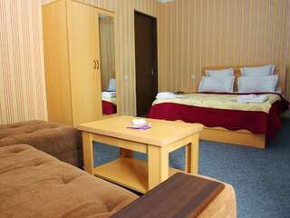 Отель Hotel Shalimar Тбилиси Номер с кроватью размера «queen-size» и балконом-1