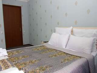 Отель Hotel Shalimar Тбилиси Двухместный номер Делюкс с 1 кроватью (для 2 взрослых и 1 ребенка)-2