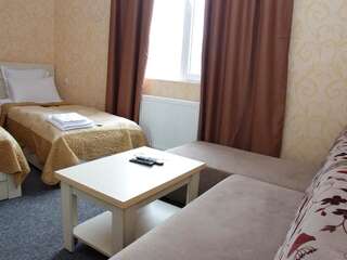 Отель Hotel Shalimar Тбилиси Трехместный номер с видом на город-3