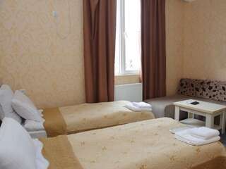 Отель Hotel Shalimar Тбилиси Трехместный номер с видом на город-6