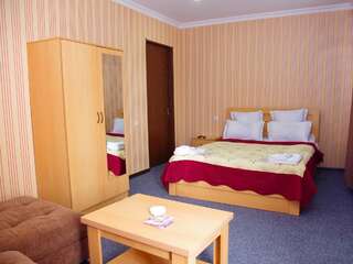 Отель Hotel Shalimar Тбилиси Номер с кроватью размера «queen-size» и балконом-3
