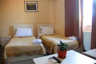 Отель Hotel Shalimar Тбилиси Трехместный номер с видом на город-1