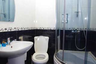 Отель Hotel Shalimar Тбилиси Номер с кроватью размера «queen-size» и балконом-5
