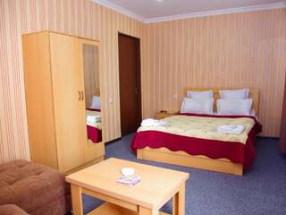Отель Hotel Shalimar Тбилиси Номер с кроватью размера «queen-size» и балконом-6