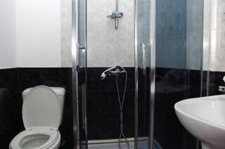 Отель Hotel Shalimar Тбилиси Номер с кроватью размера «queen-size» и балконом-12