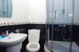 Отель Hotel Shalimar Тбилиси Номер с кроватью размера «queen-size» и балконом-14